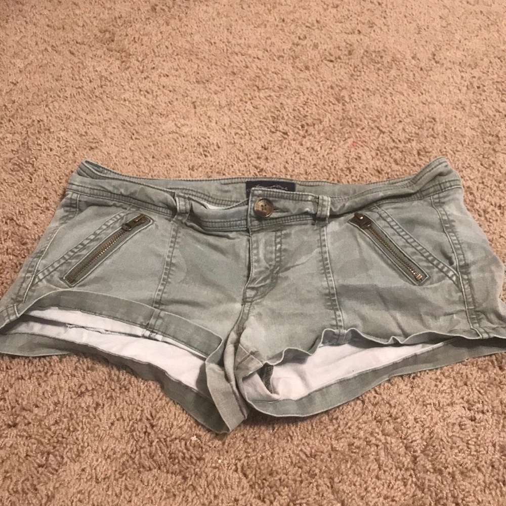 Green camouflage print short shorts